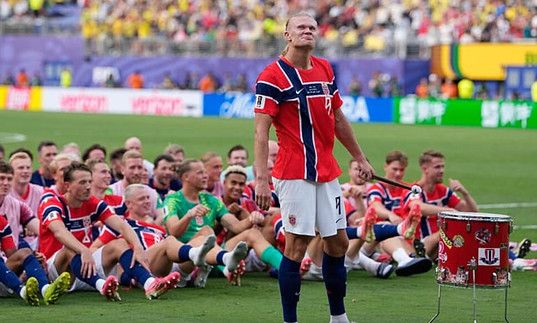Erling Haaland 'đòi nợ' Rooney vụ chèo thuyền