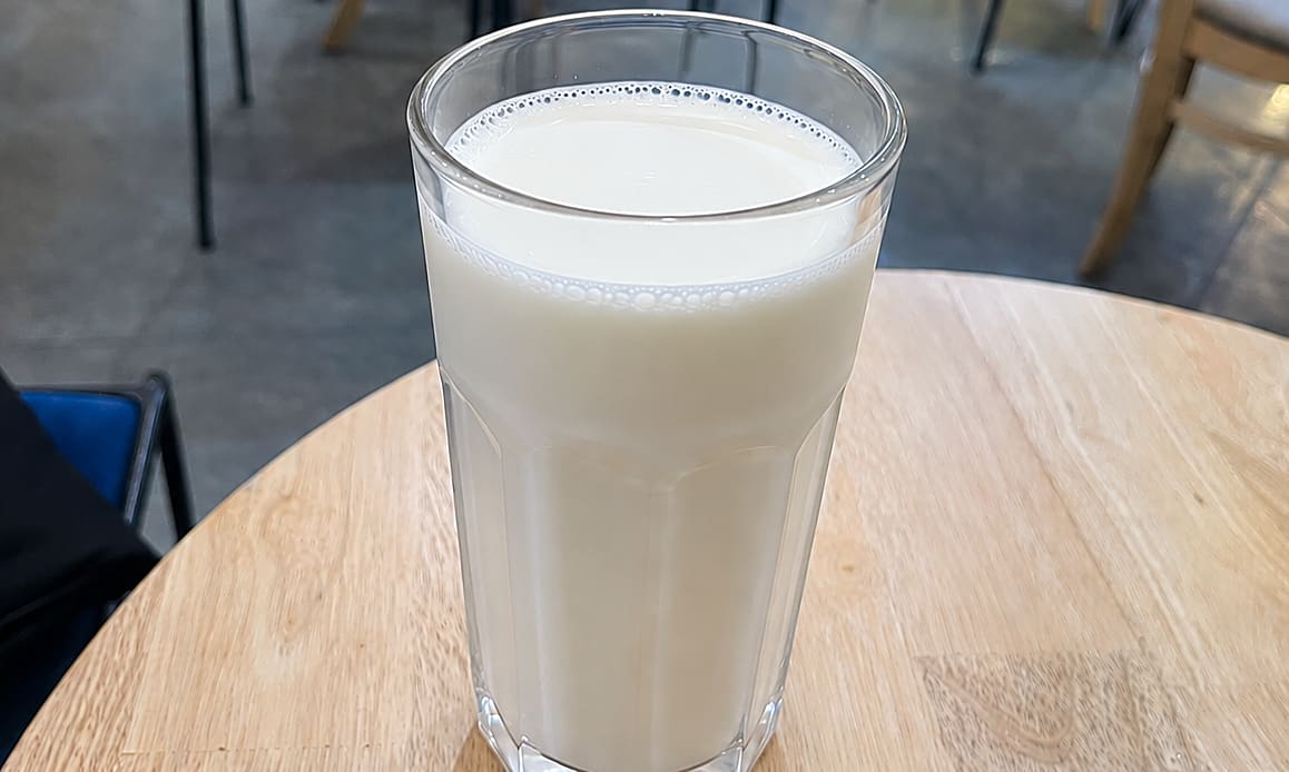 Bị rối loạn mỡ máu có nên uống sữa hàng ngày?