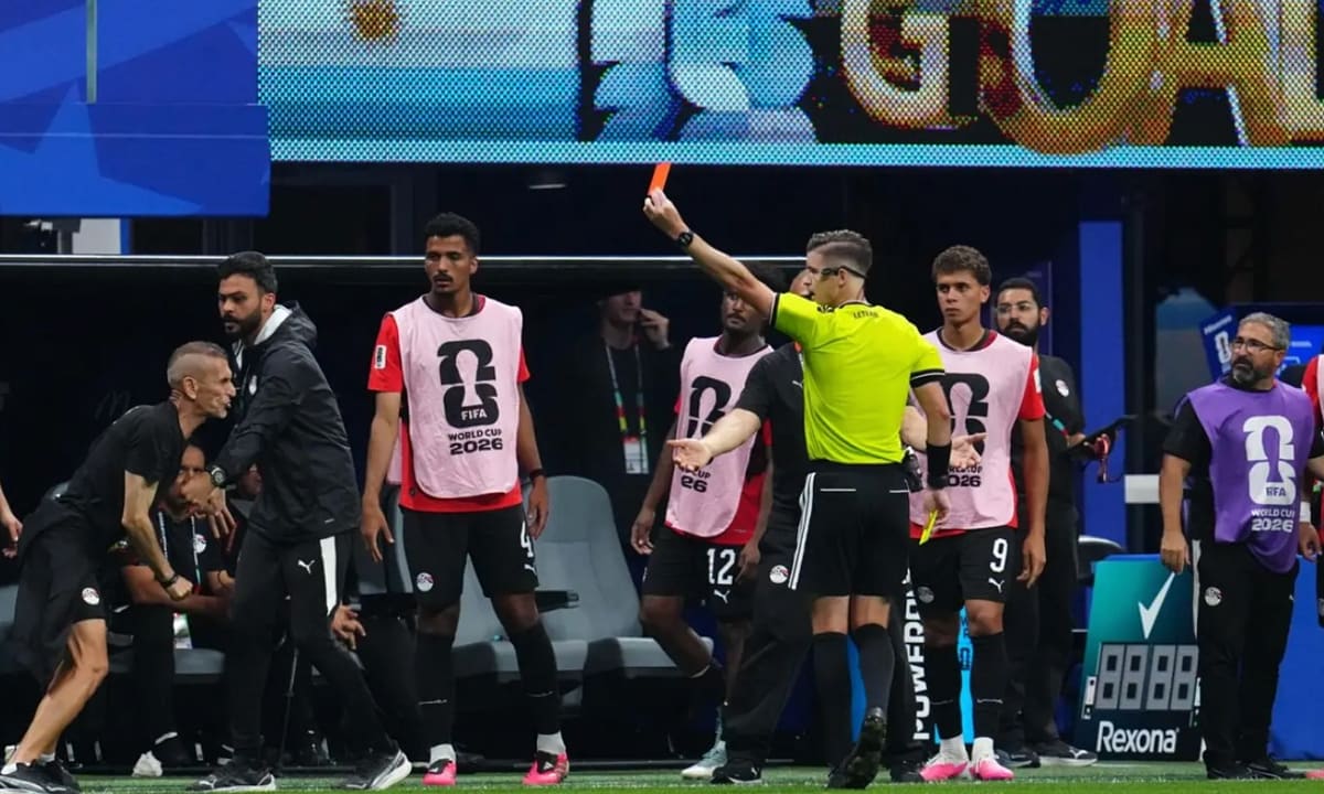 Vạ lây vì trùng tên trọng tài World Cup