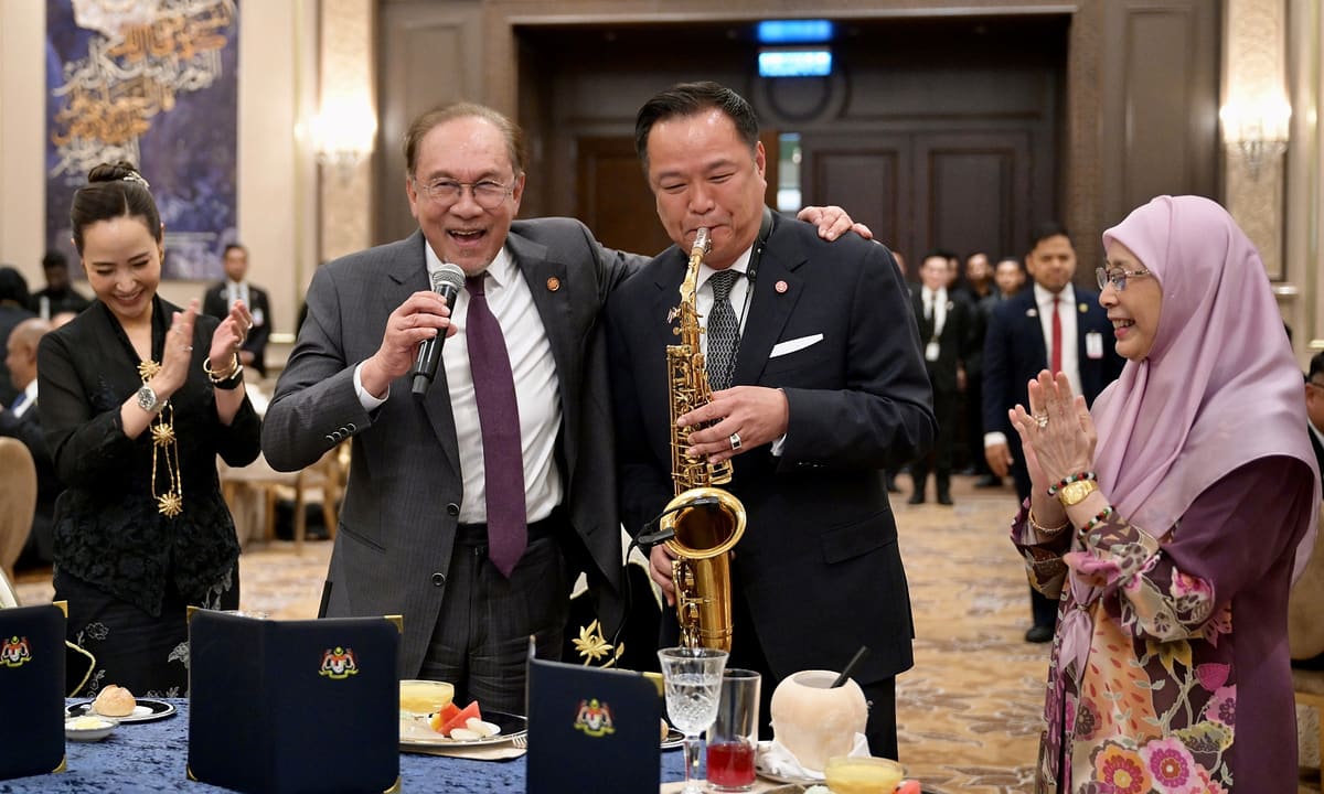 Thủ tướng Thái Lan trổ tài chơi kèn saxophone