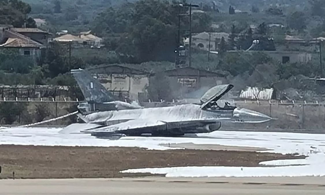 F-16 hạ cánh bằng bụng, bốc cháy trên đường băng