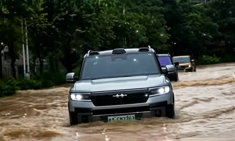 Đoàn ôtô lao vào vùng lũ để cứu trợ bất chấp cảnh báo