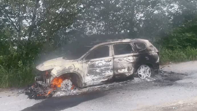 7-местный автомобиль горит в своей раме во время стоянки