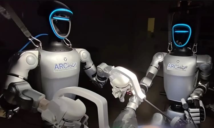 Robot hình người Mỹ lần đầu thực hiện phẫu thuật