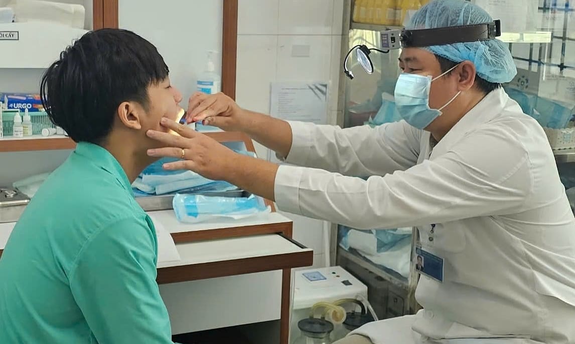 Bỏng họng do nuốt thức ăn quá nóng