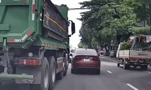 Cú chuyển làn ẩu của xe tải khiến hai ôtô bị đâm xoay ngang