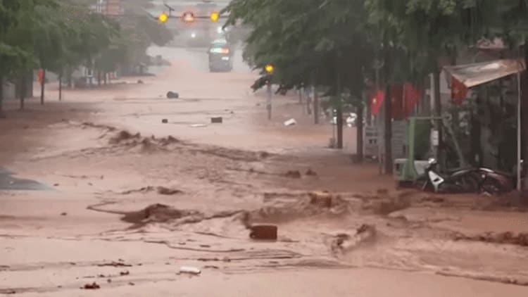 Lũ tràn vào nhà dân ở Sơn La