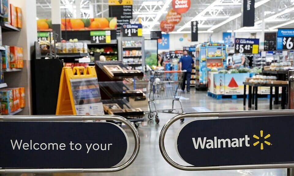 Walmart tổ chức tour tham quan siêu thị cho fan World Cup