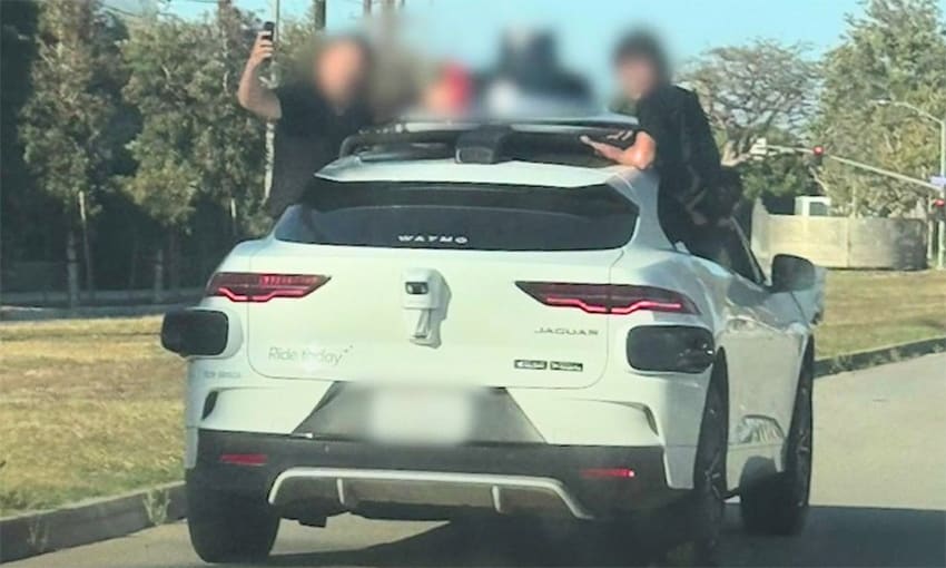 Xe tự lái báo tin giúp cảnh sát bắt giữ hai thiếu niên quậy phá