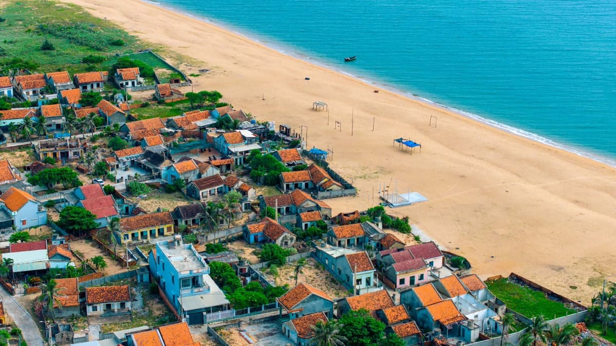 Ngôi làng ngói đỏ bình yên bên biển Đăk Lăk