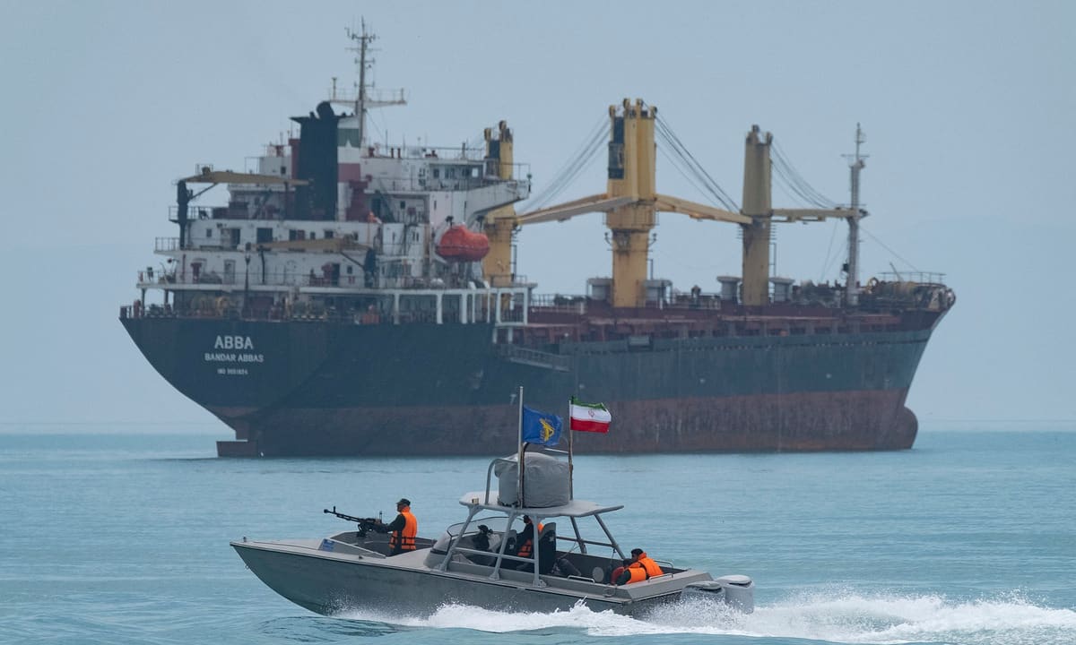 Iran tuyên bố đóng eo biển Hormuz