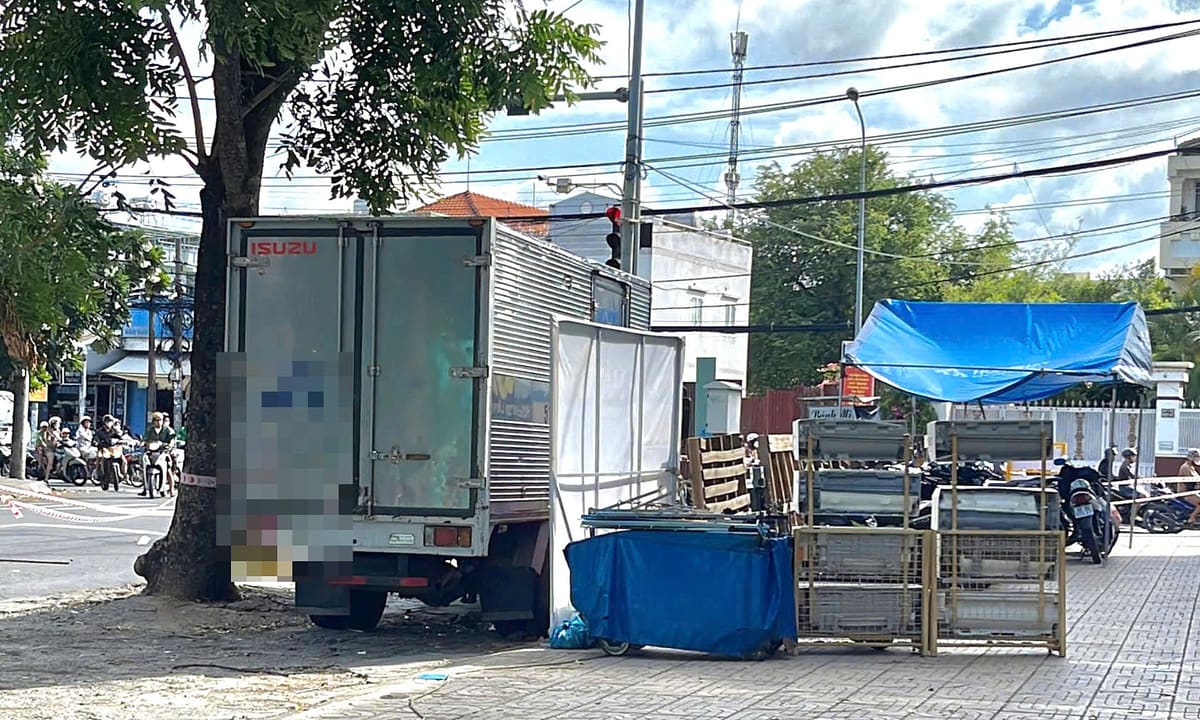 Thi thể cạnh vết máu kéo dài ở ven đường
