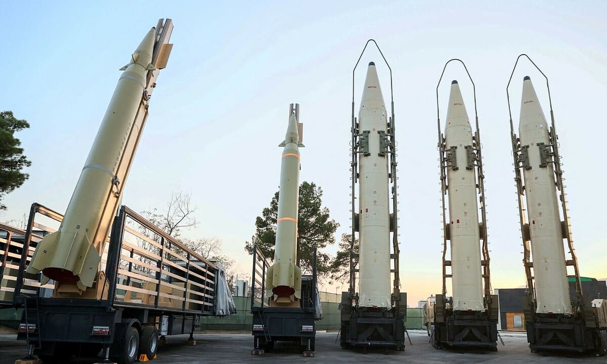 Iran tập kích loạt mục tiêu ở vùng Vịnh đáp trả Mỹ