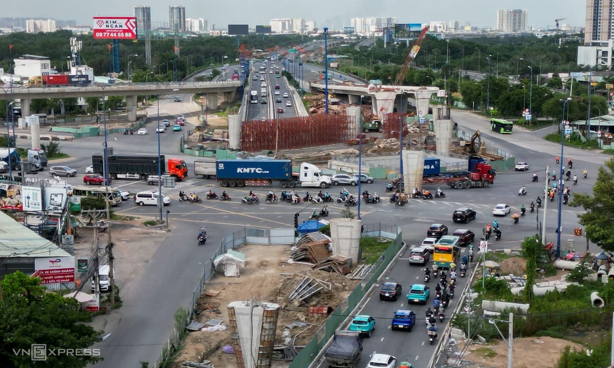 Nút giao lớn nhất TP HCM bộn bề bêtông, cốt thép sau hai lần trễ hẹn