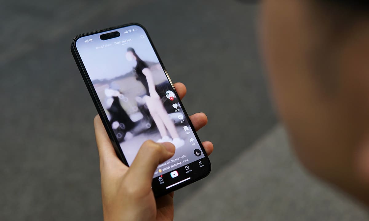 Những bộ não rã rời trong 'cơn lũ' video ngắn