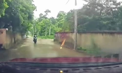 Mải dùng điện thoại, người đi xe máy lao thẳng vào đầu ôtô
