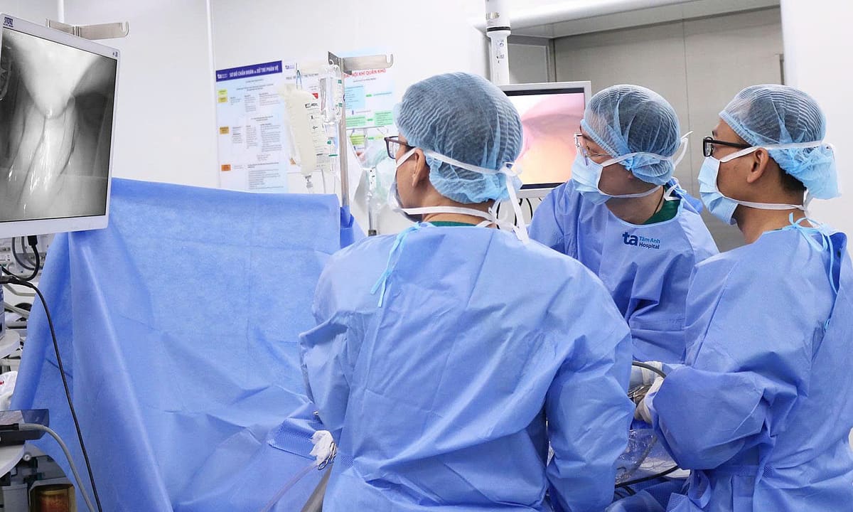 Sỏi nằm dọc ống tụy người phụ nữ