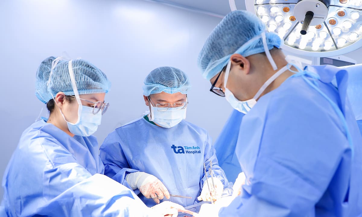 Hàng chục u xơ chi chít kết chùm khiến tử cung biến dạng