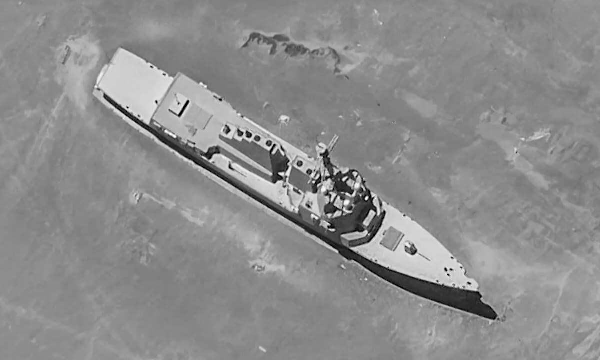 Китай строит модель американского эсминца в пустыне