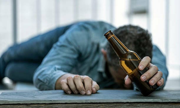 Ba bạn nhậu bị phạt tiền vì bỏ mặc người say