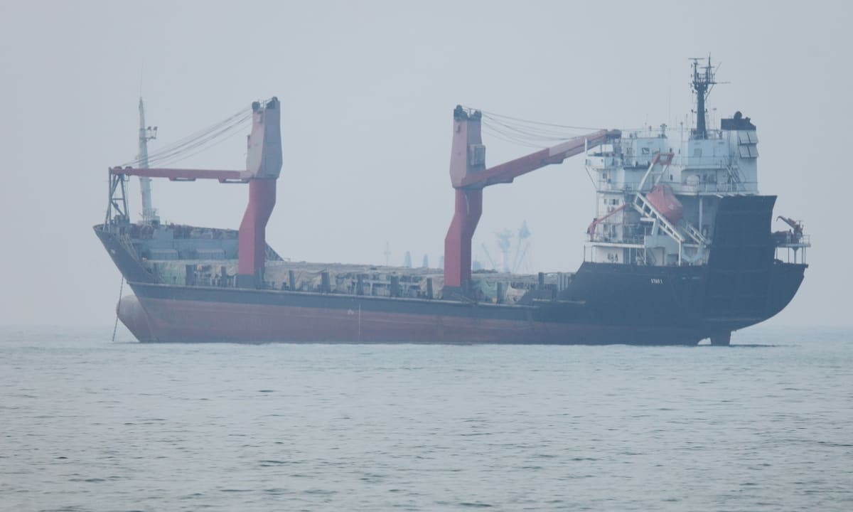 Iran 'bắn cảnh cáo' hai tàu ở Hormuz
