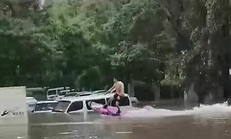 Người Trung Quốc bơi lội, lướt ván trên đường phố ngập lũ