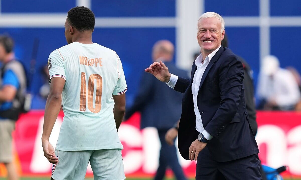 Deschamps: 'Tây Ban Nha ở cửa trên Pháp'