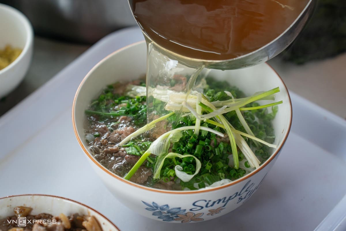 Quán phở 30 năm giữ chân thực khách nhờ hương vị xưa