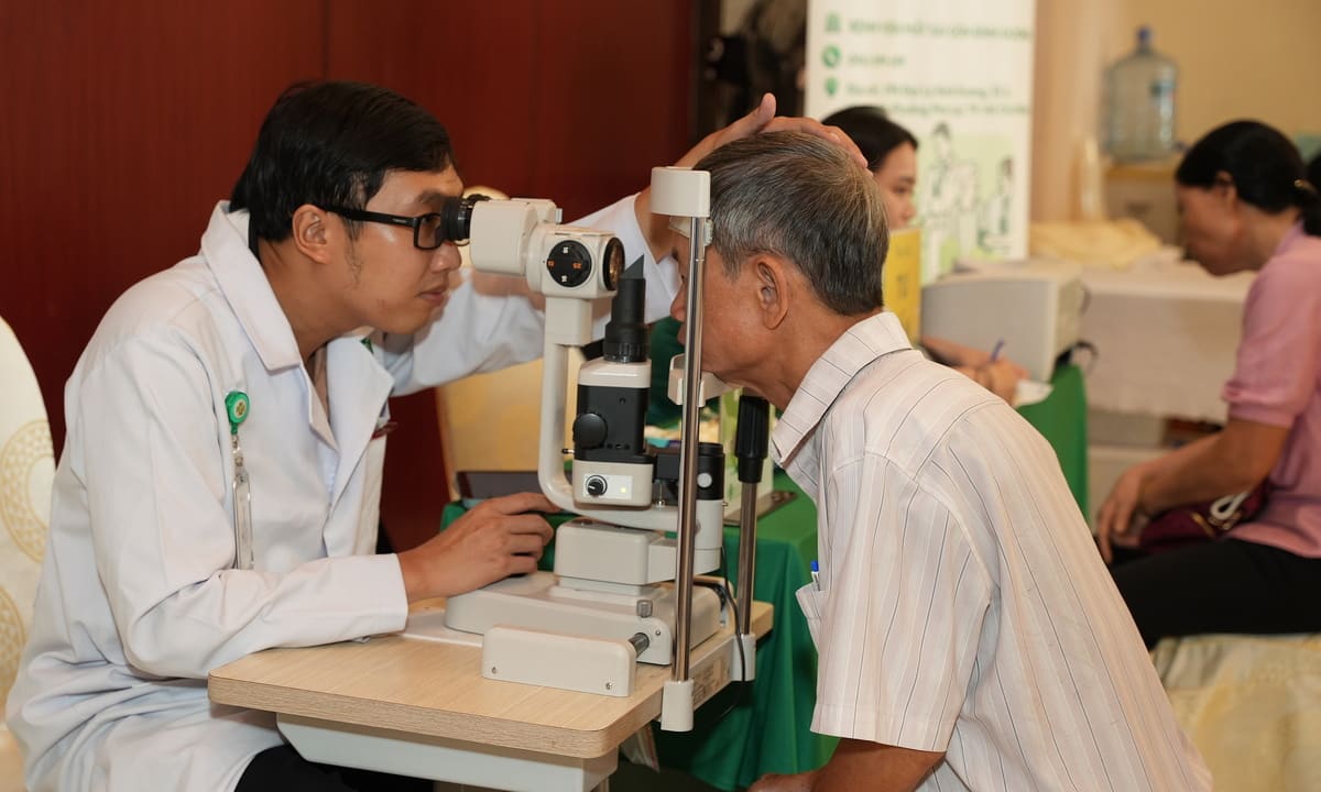 Nhiều người già âm thầm chịu cảnh mù lòa vì nghĩ 'mắt mờ là tất yếu'