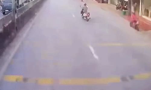 Người phụ nữ đi xe máy biến mất trước đầu xe tải