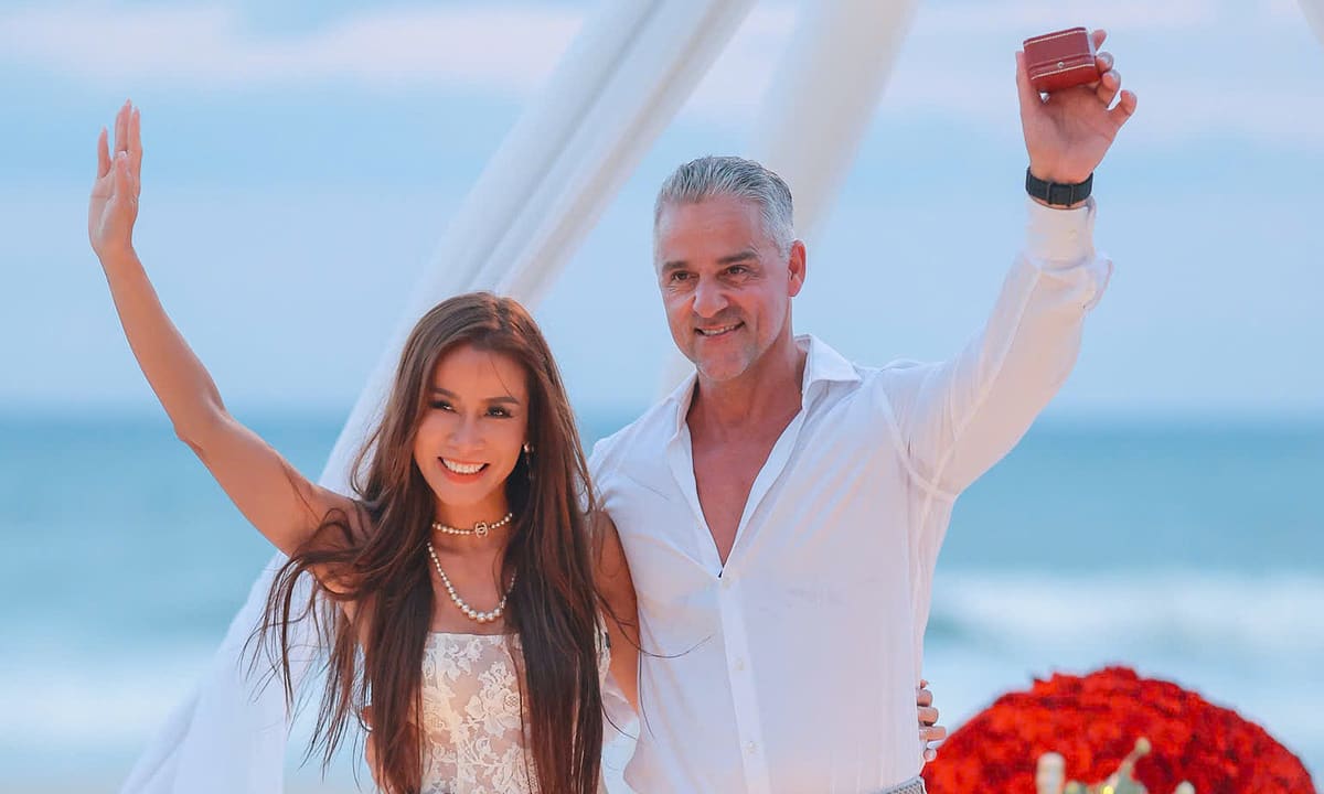 Bảo Trúc được bạn trai người Đức cầu hôn trên bãi biển