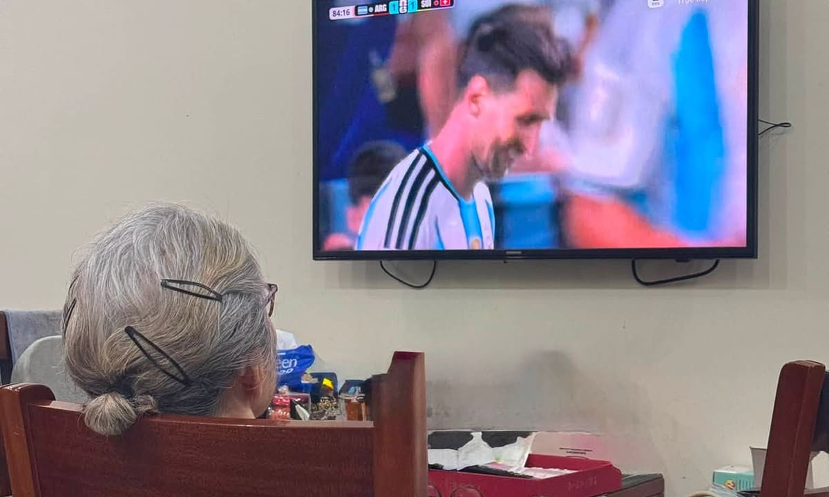 Mẹ tôi 86 tuổi thức đêm ghi sổ World Cup