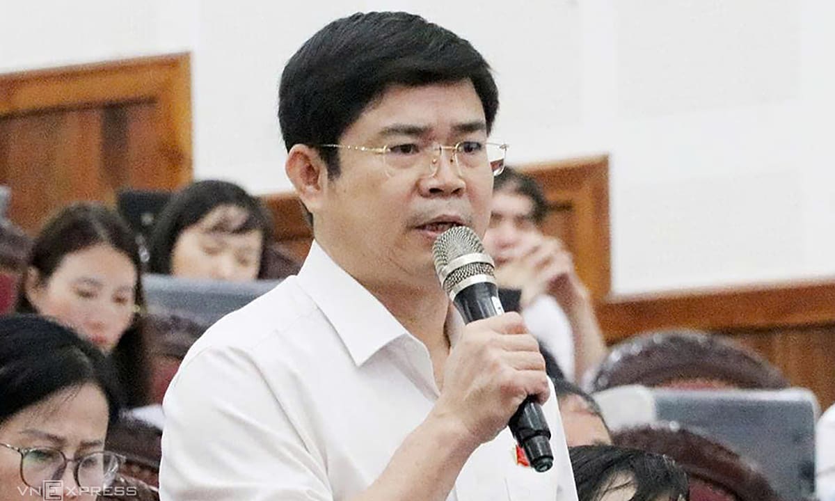 'Sổ đỏ người dân làm thì chậm, ủy quyền cho cò lại nhanh'