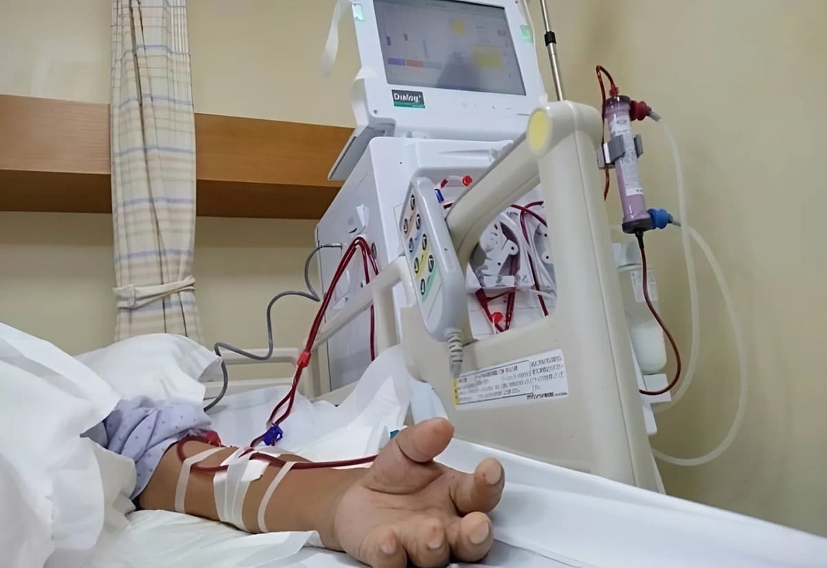 22-летняя девушка с терминальной стадией почечной недостаточности от привычки пить молочный чай, держа мочу
