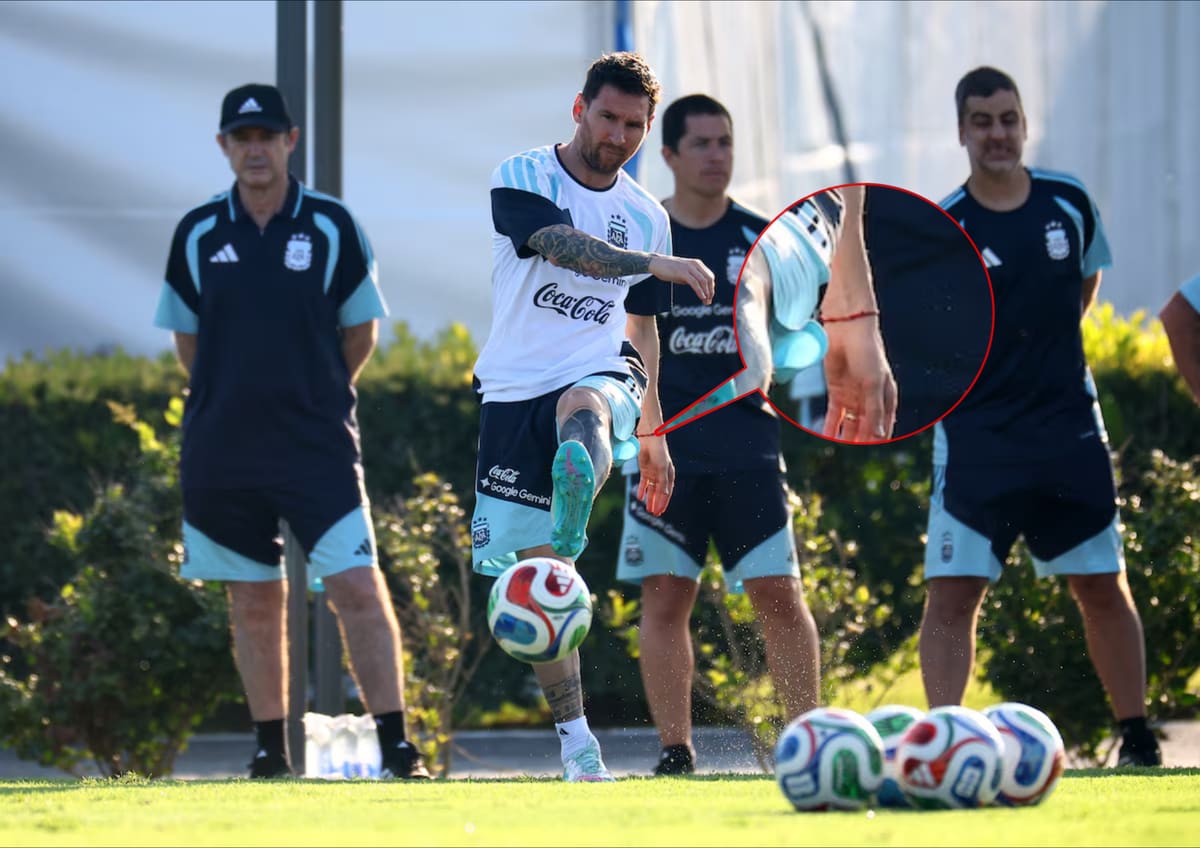 'Bùa may mắn' ruy băng đỏ của đội Argentina qua ba kỳ World Cup