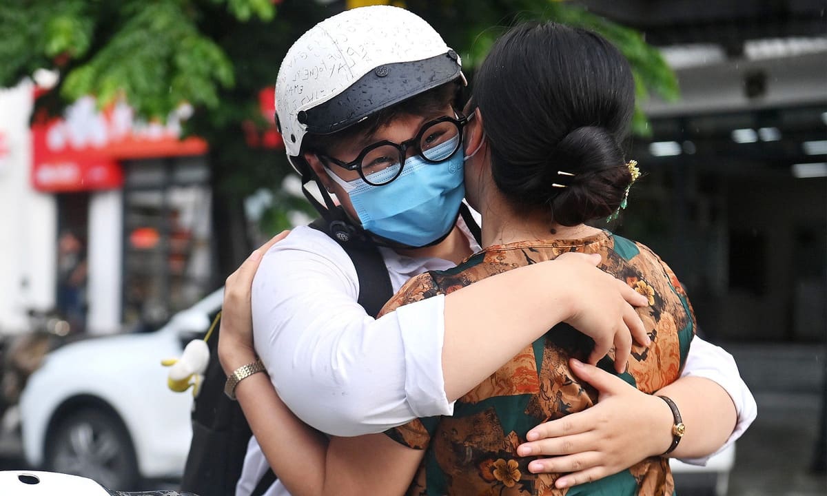 Cha mẹ khủng hoảng khi con 'rời tổ'