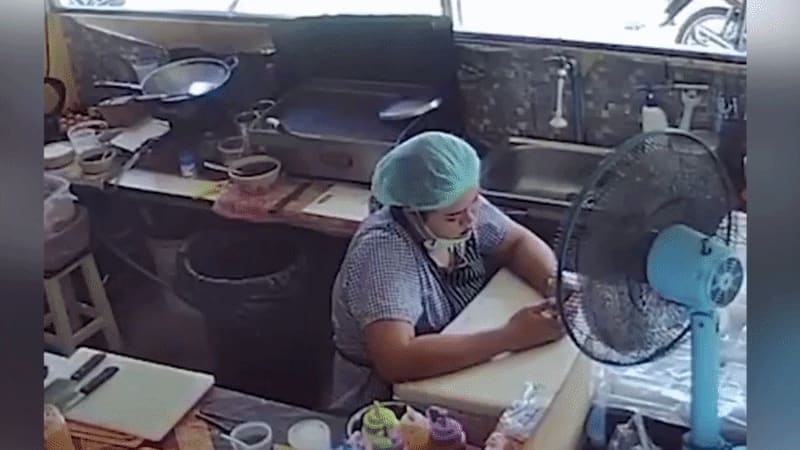 Cô gái để lộ 'võ công' né đòn khi quạt hỏng