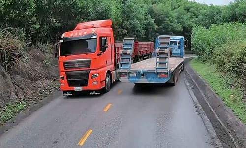 Vượt ẩu tại khúc cua, xe đầu kéo lao xuống mương