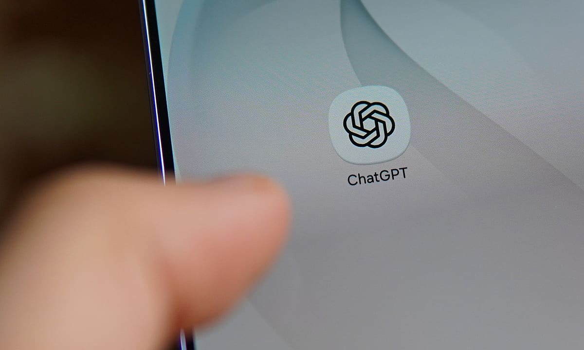 Пользователь жалуется, что модель OpenAI самостоятельно удаляет данные