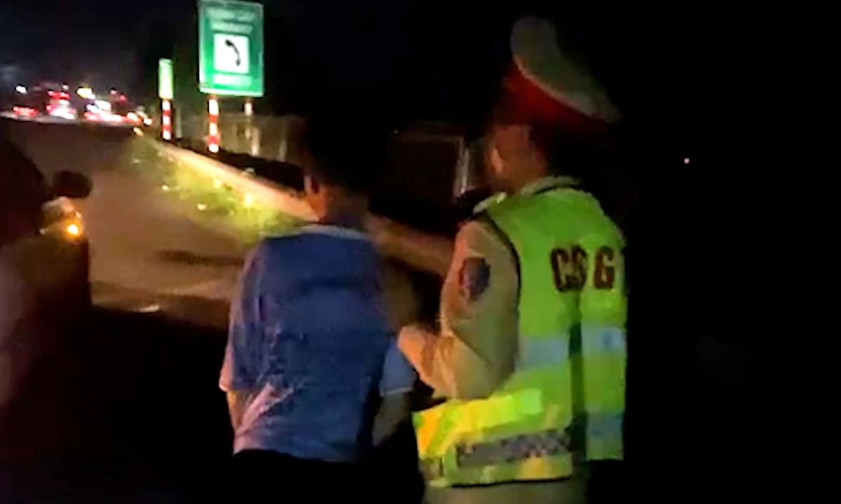 Глухонемого подростка, идущего по шоссе, привезли домой сотрудники ГИБДД