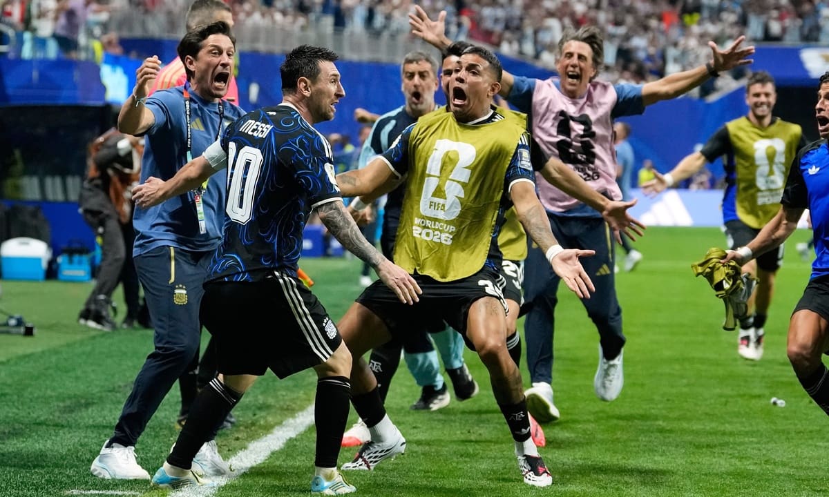 Messi giúp Argentina thắng ngược Anh ở bán kết World Cup