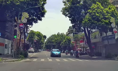 Ôtô đi ngược chiều vẫn dừng chờ đèn đỏ