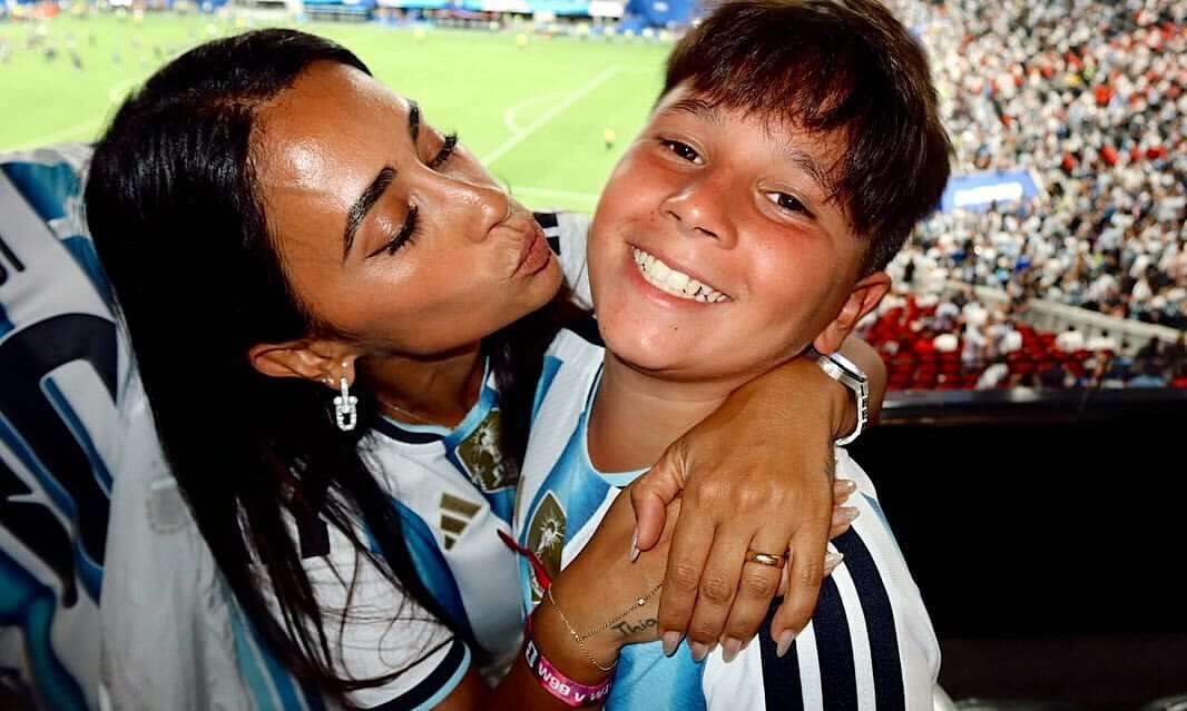 Vợ con Messi vỡ òa khi Argentina vào chung kết