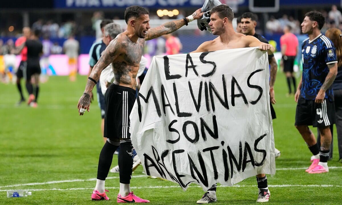 Argentina nguy cơ bị FIFA phạt sau trận thắng Anh