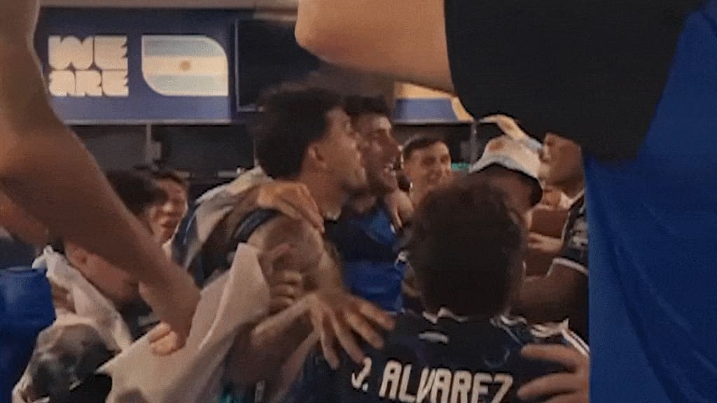 Cầu thủ Argentina hát vang trong phòng thay đồ mừng vé vào chung kết