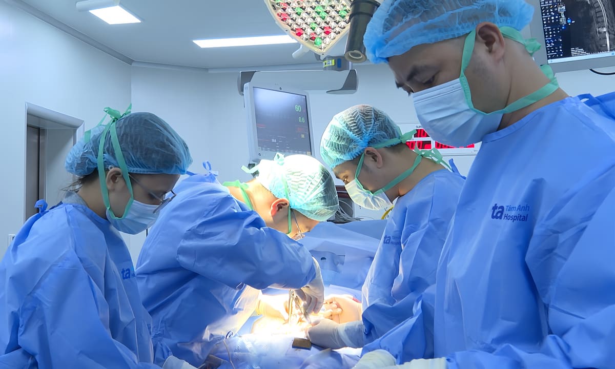 U phổi phá hủy đốt sống ngực