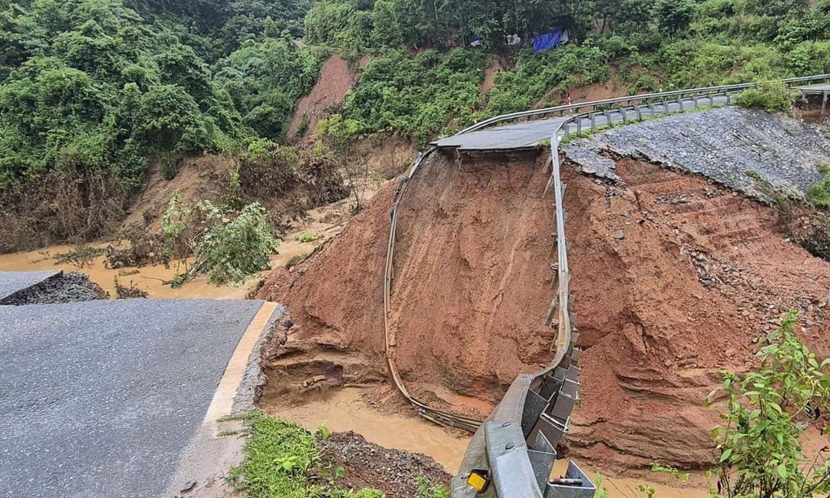 Quốc lộ 12 bị đứt nền đường, giao thông tê liệt