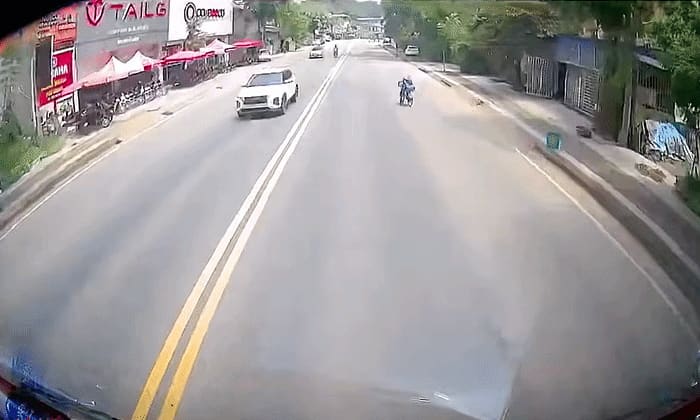Đánh lái sang làn ngược chiều tránh người bị ngã xe đạp - đúng hay sai?