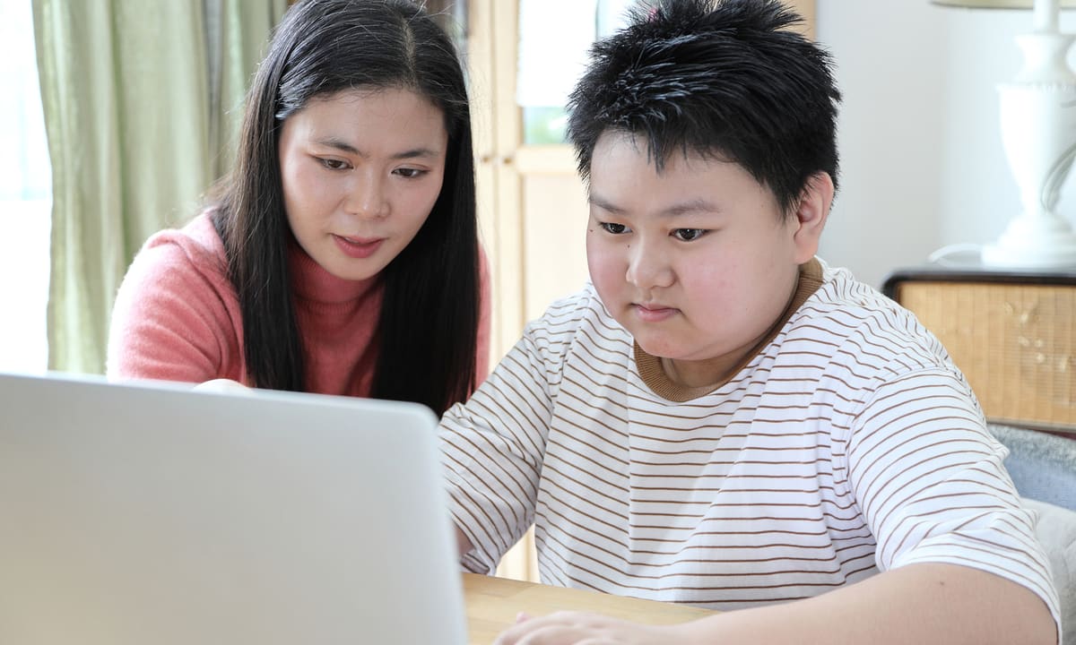 Mẹ 'học dậy thì' cùng con