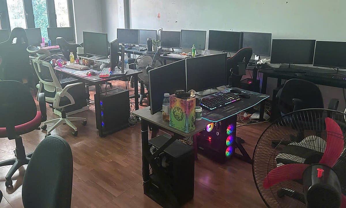 'Xưởng' hack Facebook của nhiều người bị triệt phá